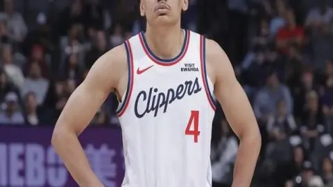 罗纳尔多直言争议事件引发热议，C罗遭遇挑战，球迷热议：球王地位非梅西莫属